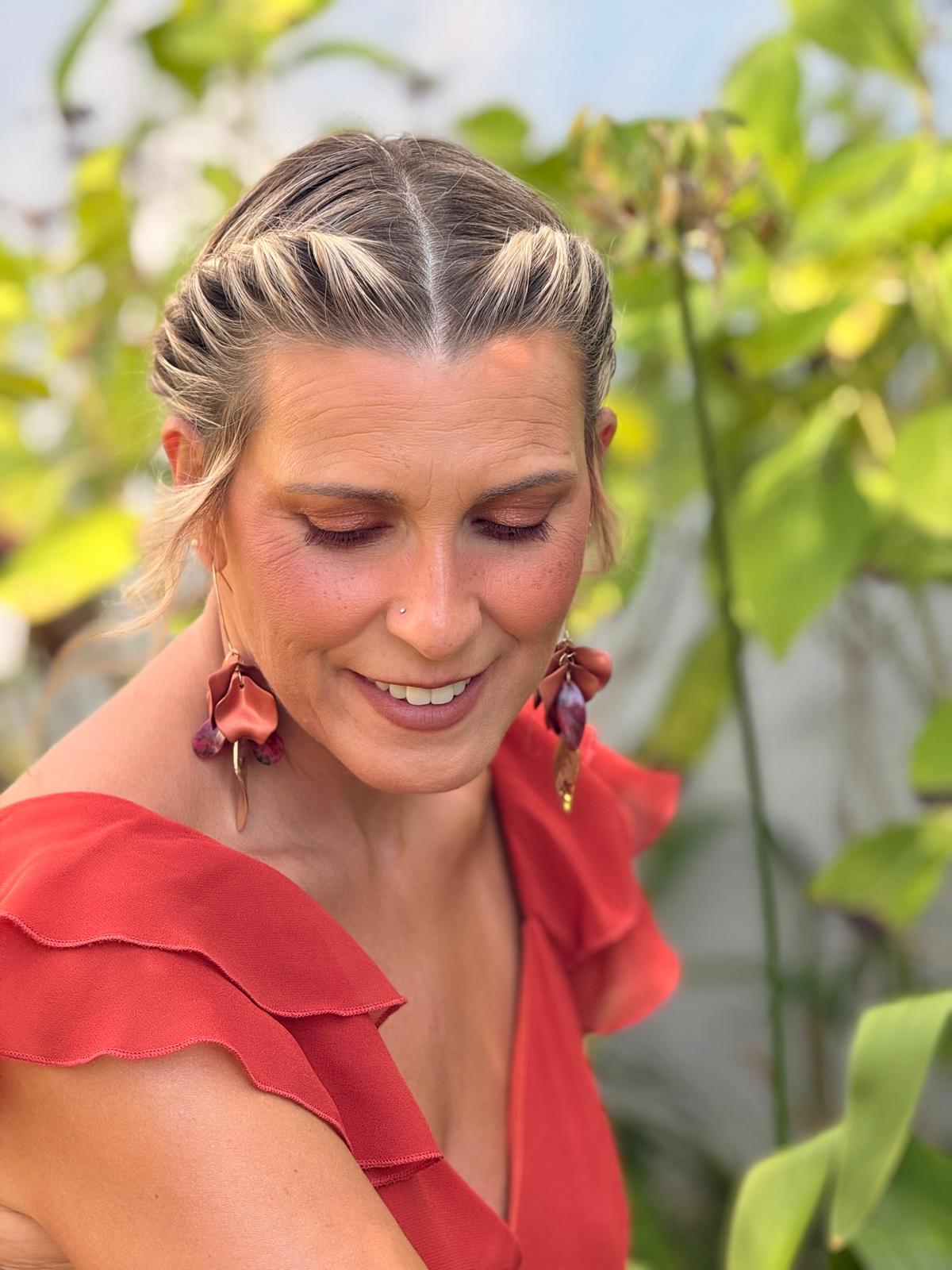 Sofia Cordeiro de olhos baixos, a sorrir, com vestido terracota