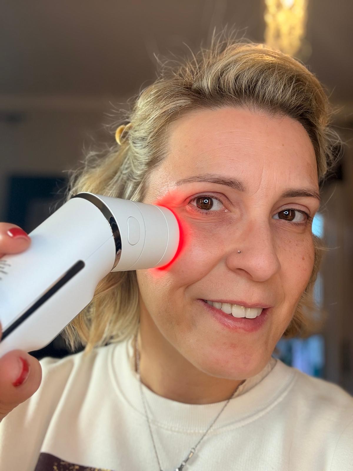 Sofia Cordeiro a usar um dispositivo de cuidado de pele com luz LED